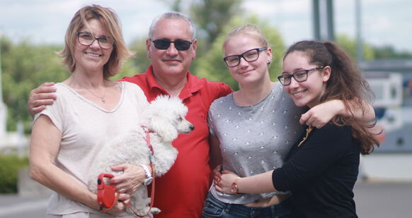 3099_France_2018_Stud_HF_FamilyPortraitWithDog 3099_France_2018_Stud_HF_FamilyPortraitWithDog