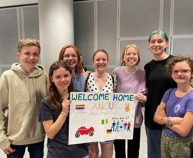 Když se váš host sourozenec vrátí po roce domů...